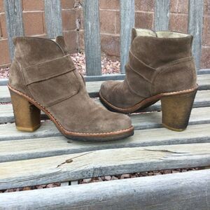 UGG Brienne Ankle Boot Size 10 Tan Suede Heeled Gum Sole Bootie Sherpa Fur Lined